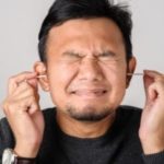 Man-cleaning-ears_331984784-300×200.jpg