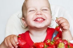 E-news-Mar29-toddler-eats-strawberries_1000x542